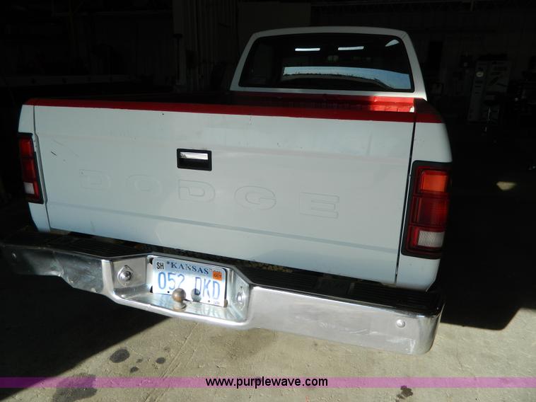 image for item BT9775 1989 Dodge Dakota pickup truck