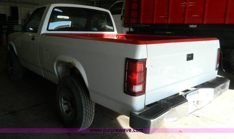image for item BT9775 1989 Dodge Dakota pickup truck