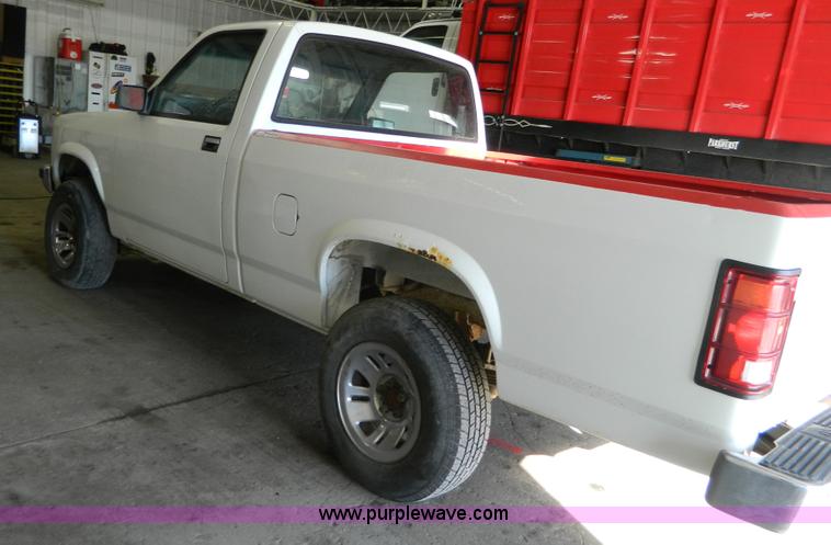 image for item BT9775 1989 Dodge Dakota pickup truck