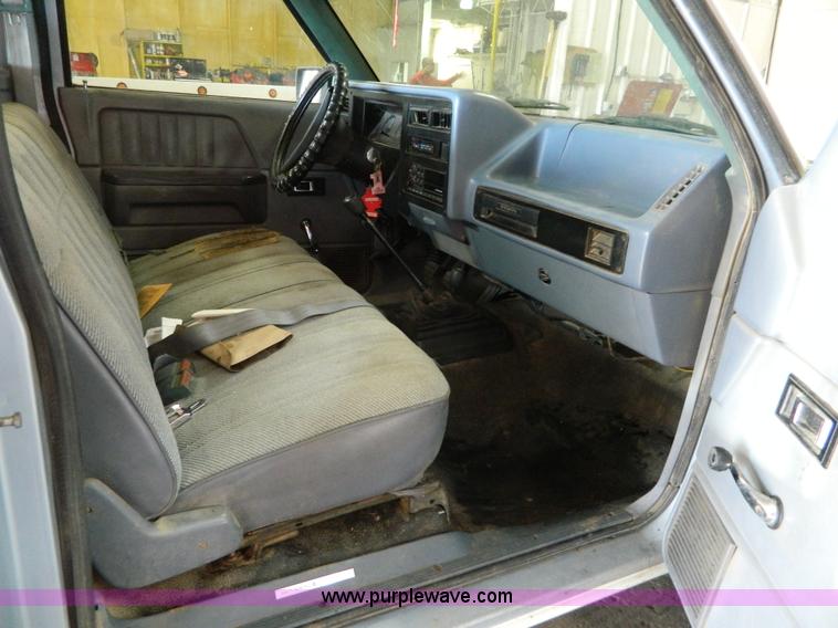 image for item BT9775 1989 Dodge Dakota pickup truck