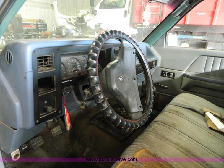image for item BT9775 1989 Dodge Dakota pickup truck