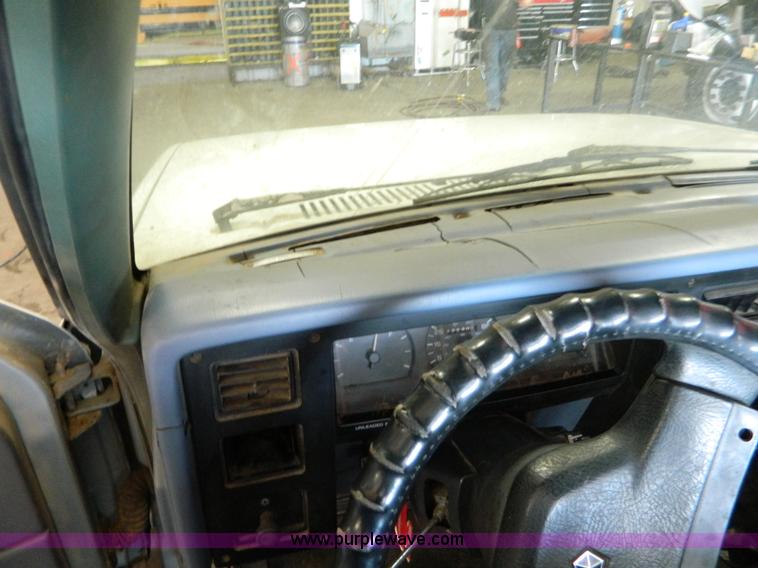 image for item BT9775 1989 Dodge Dakota pickup truck