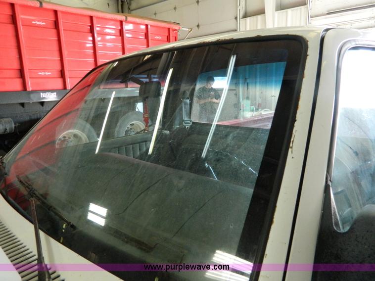 image for item BT9775 1989 Dodge Dakota pickup truck