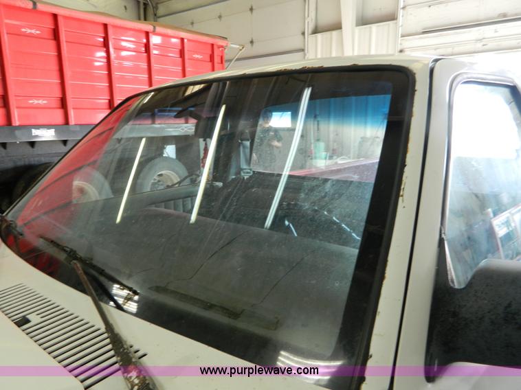 image for item BT9775 1989 Dodge Dakota pickup truck