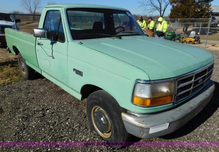 image for item K5438 1992 Ford F250 pickup truck