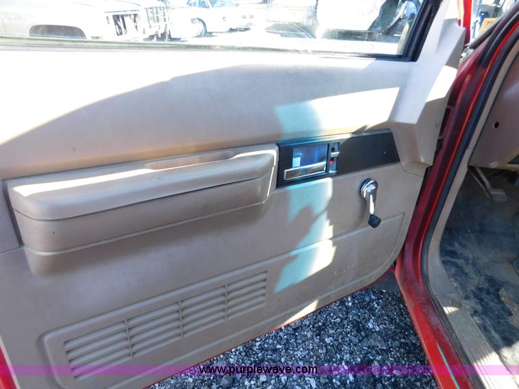 image for item K5439 1992 Chevrolet Suburban 2500 SUV