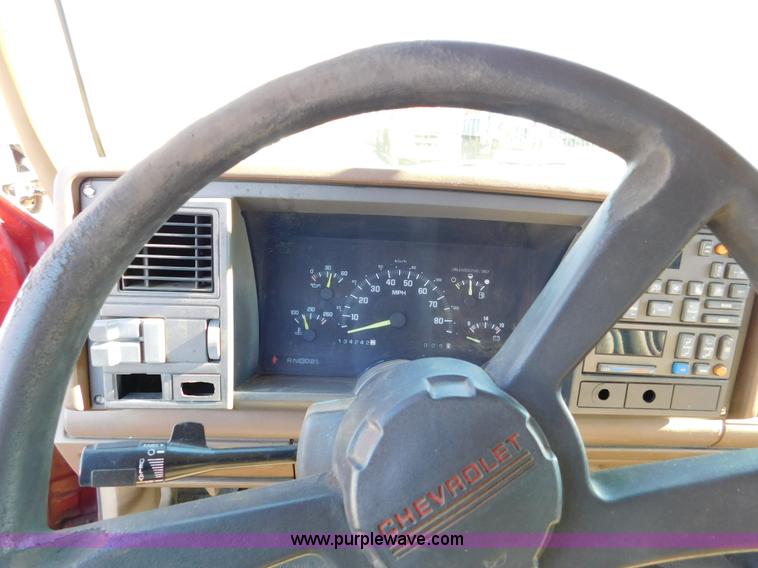 image for item K5439 1992 Chevrolet Suburban 2500 SUV