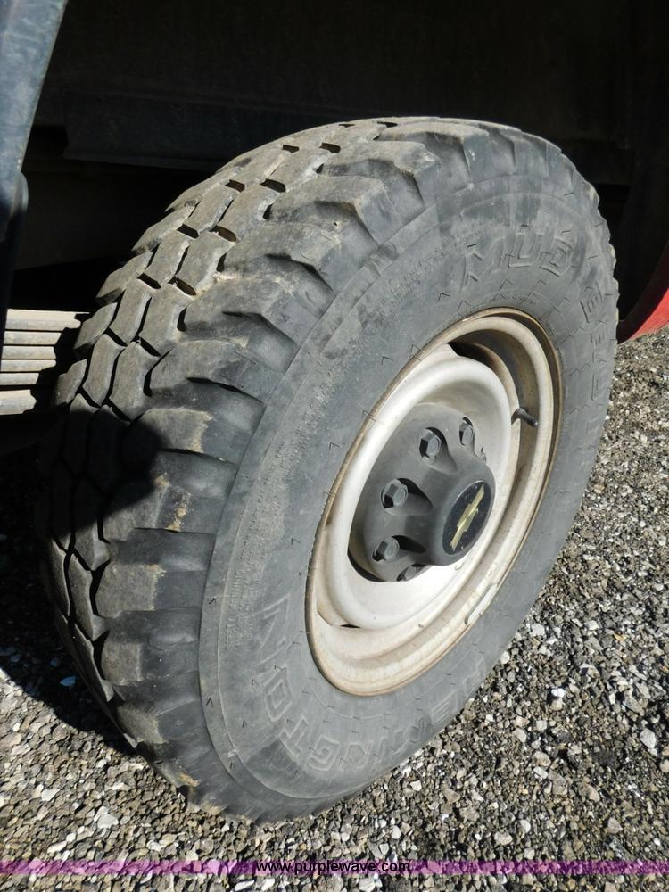 image for item K5439 1992 Chevrolet Suburban 2500 SUV