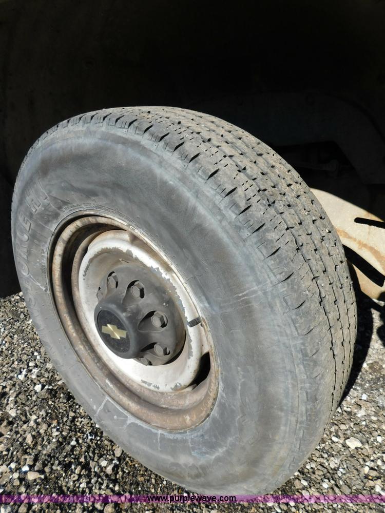 image for item K5439 1992 Chevrolet Suburban 2500 SUV