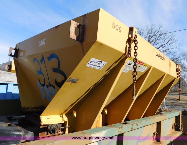 image for item K5440 1997 Larson 509 spreader bed