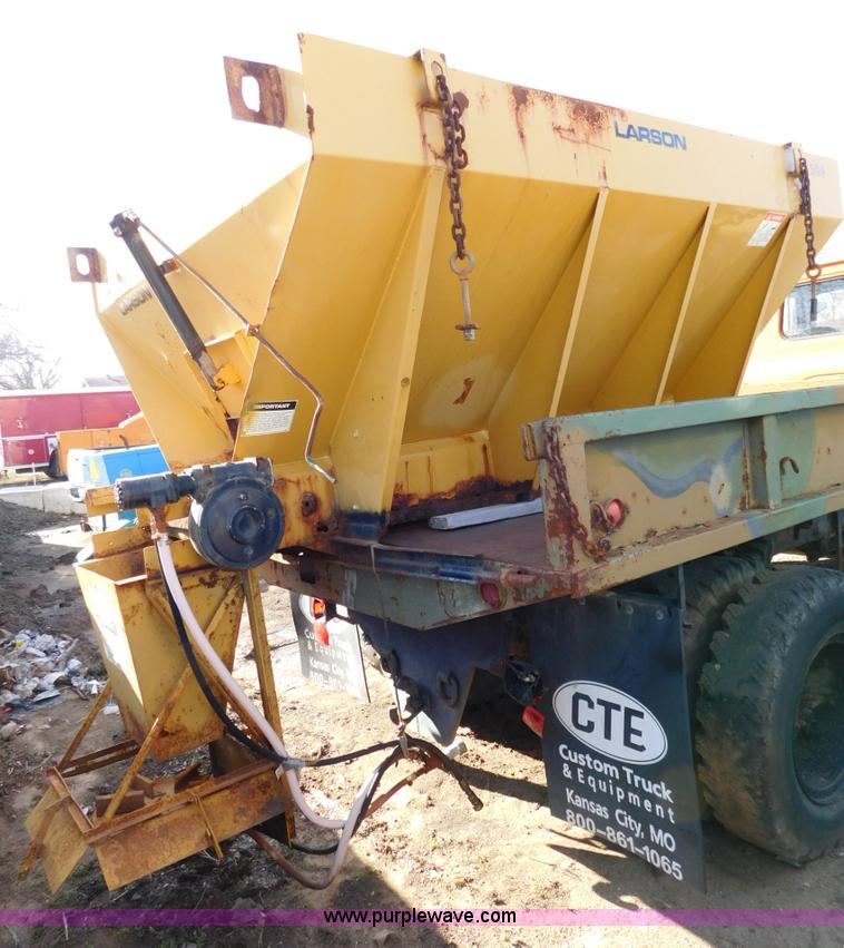 image for item K5440 1997 Larson 509 spreader bed