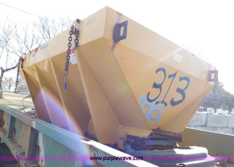 image for item K5440 1997 Larson 509 spreader bed