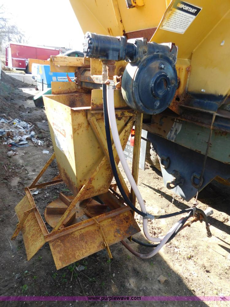 image for item K5440 1997 Larson 509 spreader bed