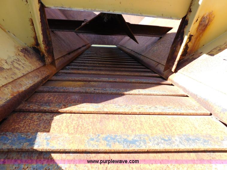 image for item K5440 1997 Larson 509 spreader bed