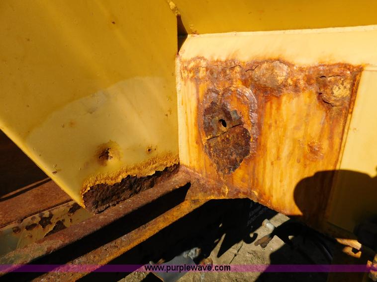 image for item K5440 1997 Larson 509 spreader bed