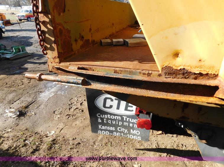 image for item K5440 1997 Larson 509 spreader bed