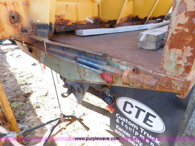 image for item K5440 1997 Larson 509 spreader bed