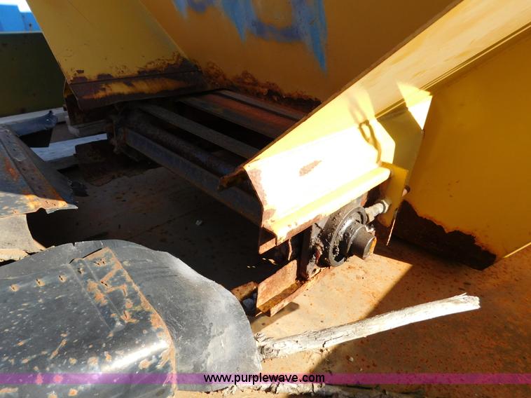 image for item K5440 1997 Larson 509 spreader bed