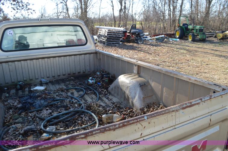 image for item K5445 1990 Dodge D150 pickup truck