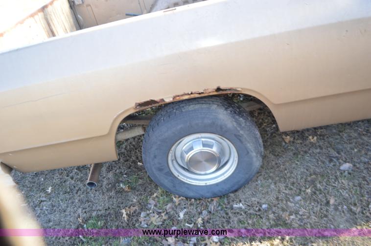 image for item K5445 1990 Dodge D150 pickup truck