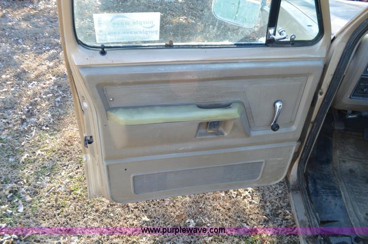 image for item K5445 1990 Dodge D150 pickup truck