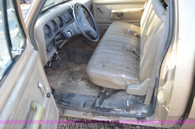 image for item K5445 1990 Dodge D150 pickup truck