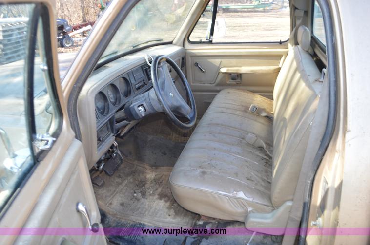 image for item K5445 1990 Dodge D150 pickup truck