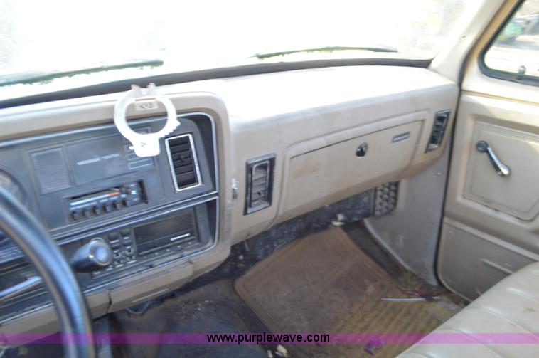 image for item K5445 1990 Dodge D150 pickup truck