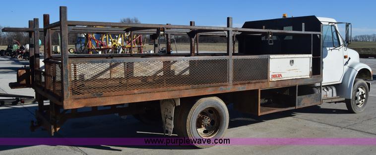 image for item L1165 1991 International 4600LP flatbed truck
