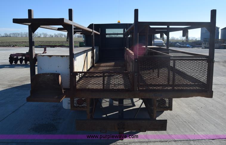 image for item L1165 1991 International 4600LP flatbed truck