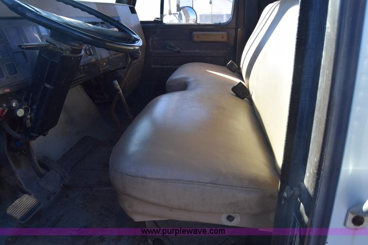 image for item L1165 1991 International 4600LP flatbed truck