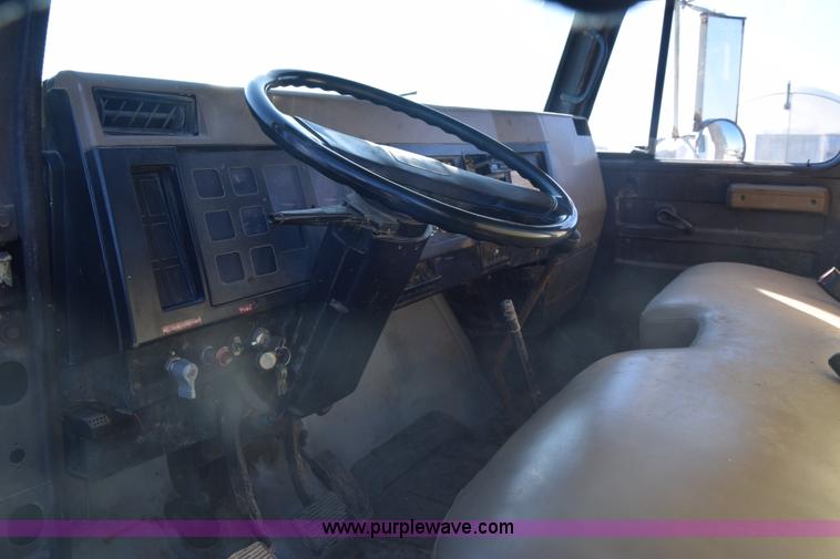 image for item L1165 1991 International 4600LP flatbed truck