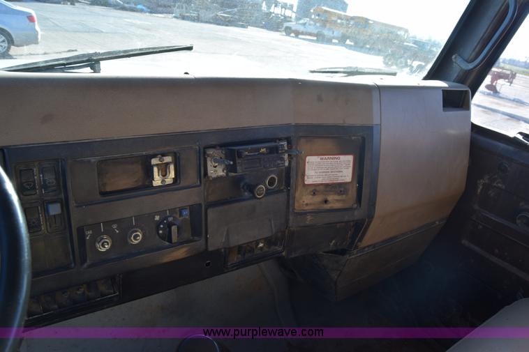 image for item L1165 1991 International 4600LP flatbed truck