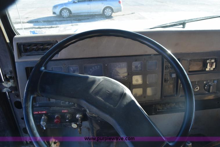 image for item L1165 1991 International 4600LP flatbed truck