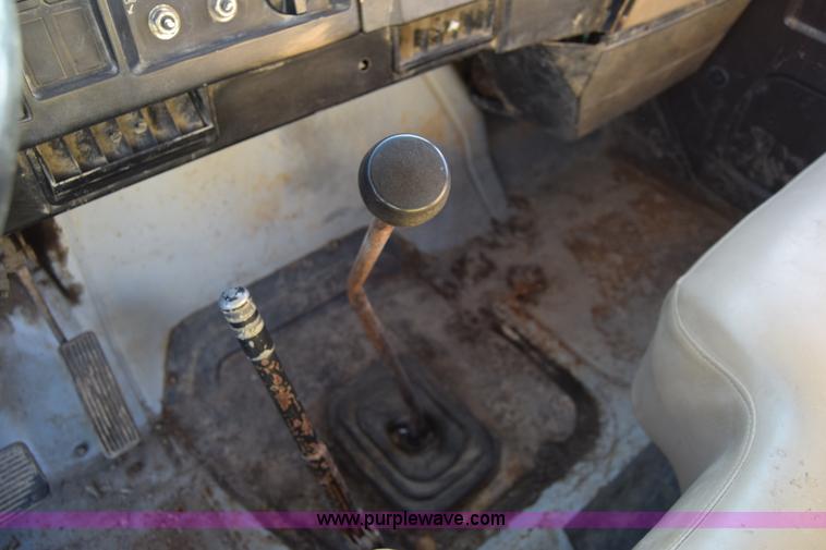 image for item L1165 1991 International 4600LP flatbed truck