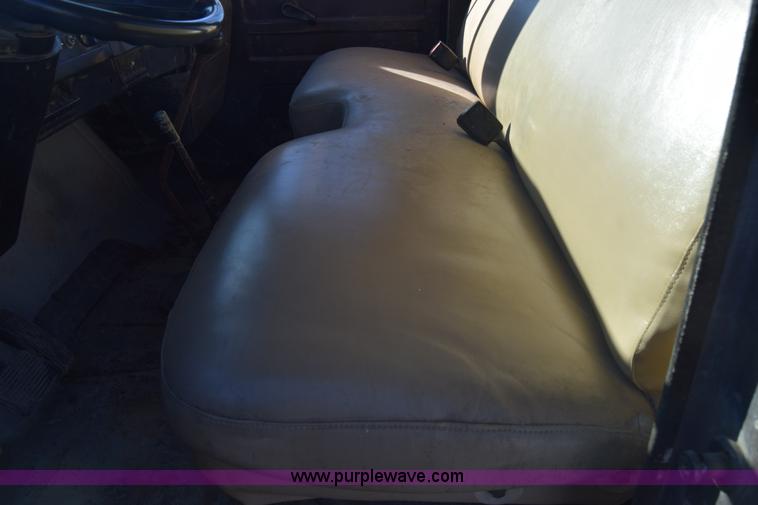 image for item L1165 1991 International 4600LP flatbed truck