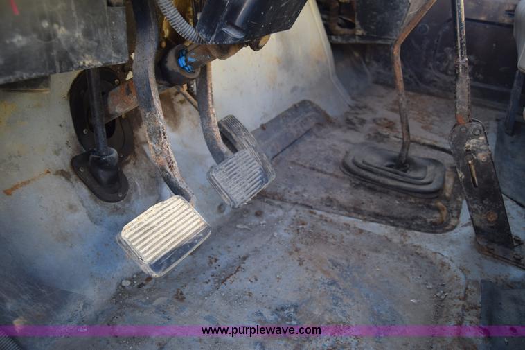 image for item L1165 1991 International 4600LP flatbed truck