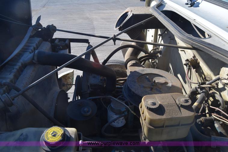 image for item L1165 1991 International 4600LP flatbed truck