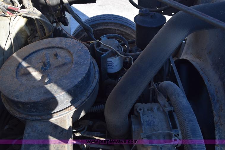 image for item L1165 1991 International 4600LP flatbed truck