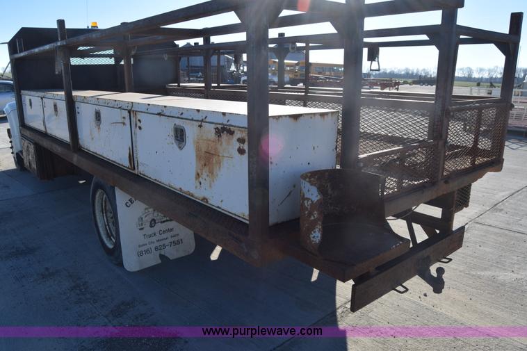 image for item L1165 1991 International 4600LP flatbed truck