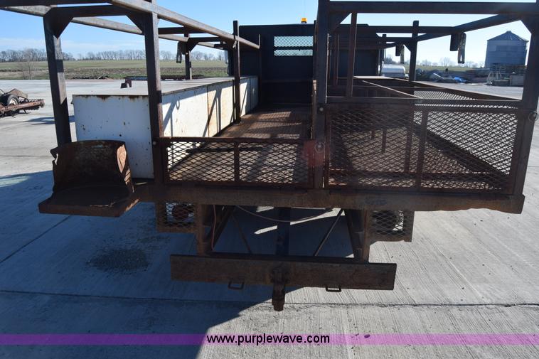 image for item L1165 1991 International 4600LP flatbed truck