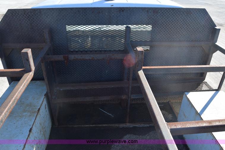 image for item L1165 1991 International 4600LP flatbed truck