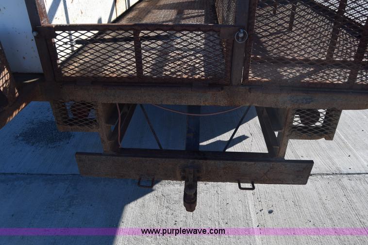 image for item L1165 1991 International 4600LP flatbed truck