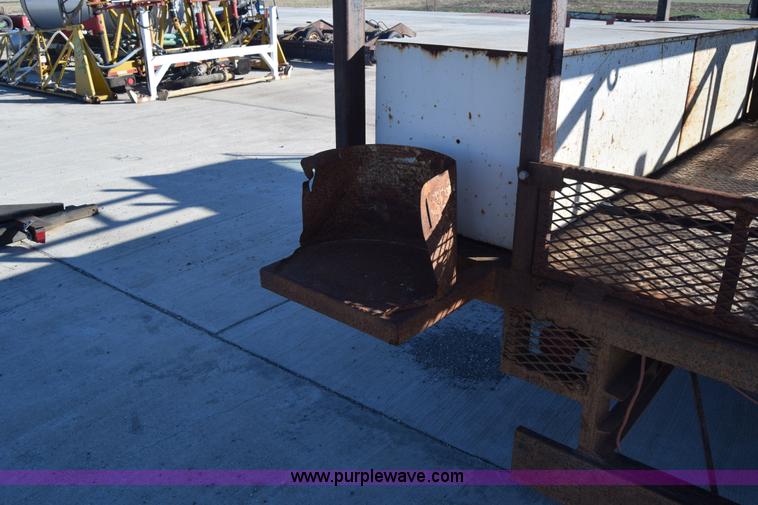 image for item L1165 1991 International 4600LP flatbed truck