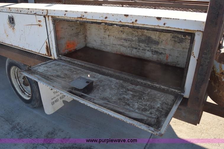 image for item L1165 1991 International 4600LP flatbed truck