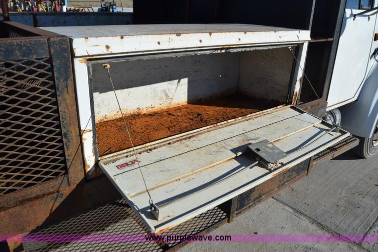 image for item L1165 1991 International 4600LP flatbed truck