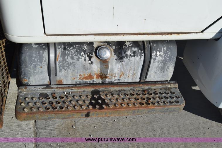 image for item L1165 1991 International 4600LP flatbed truck