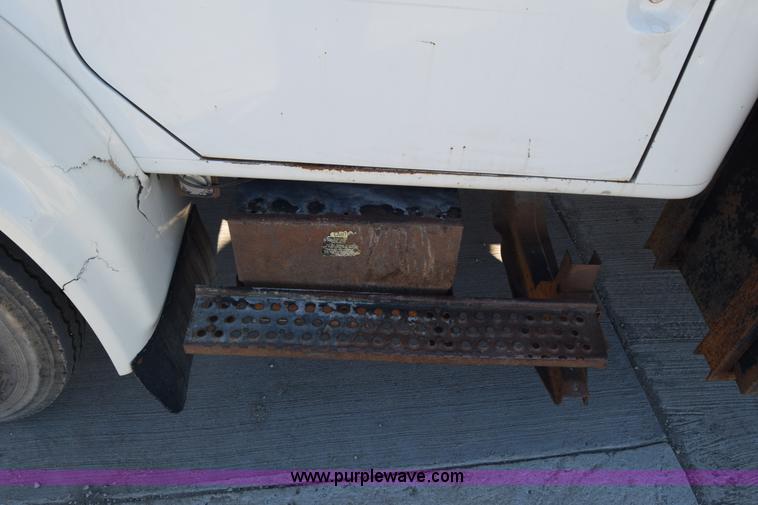 image for item L1165 1991 International 4600LP flatbed truck