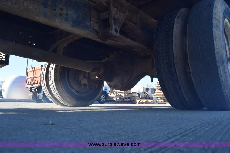 image for item L1165 1991 International 4600LP flatbed truck