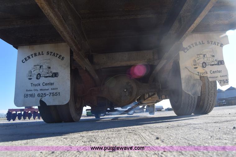 image for item L1165 1991 International 4600LP flatbed truck